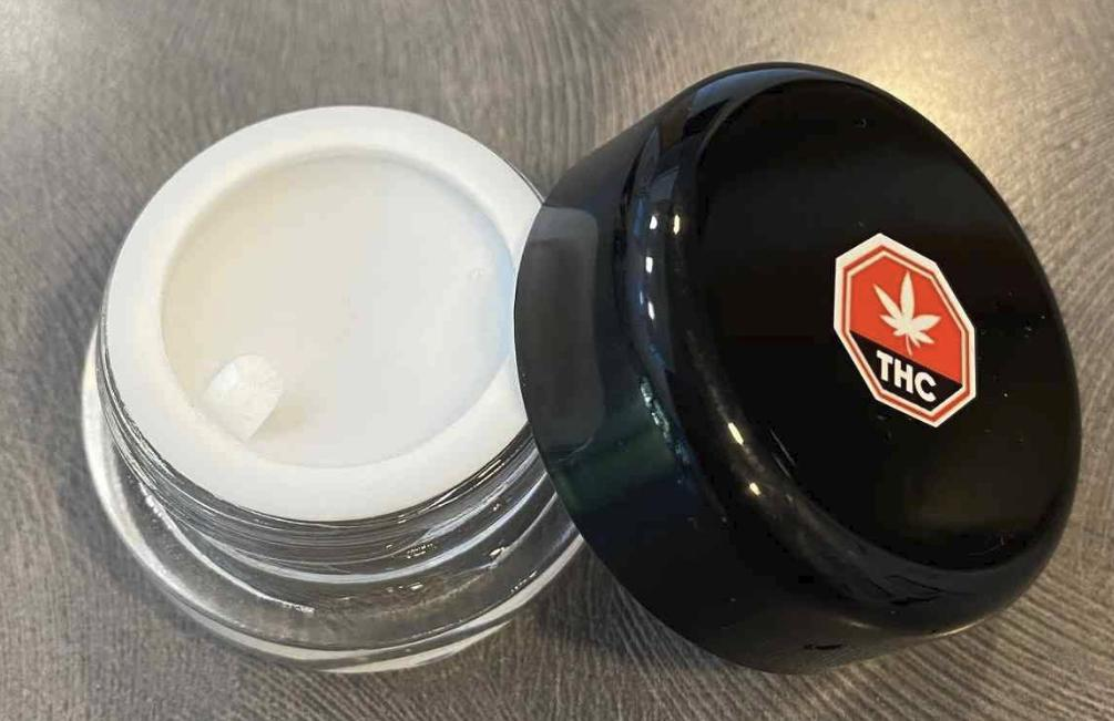 7ml round clear glass jar ( jar bottom with ND logo) + plastic gloss black CR lid, print red/white THC logo(13mm) + white PE insert seal D42*H25mm